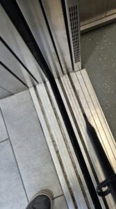 Liftajtó küszöbén lévő vezetőhorony tisztítása keskeny porszívófejjel