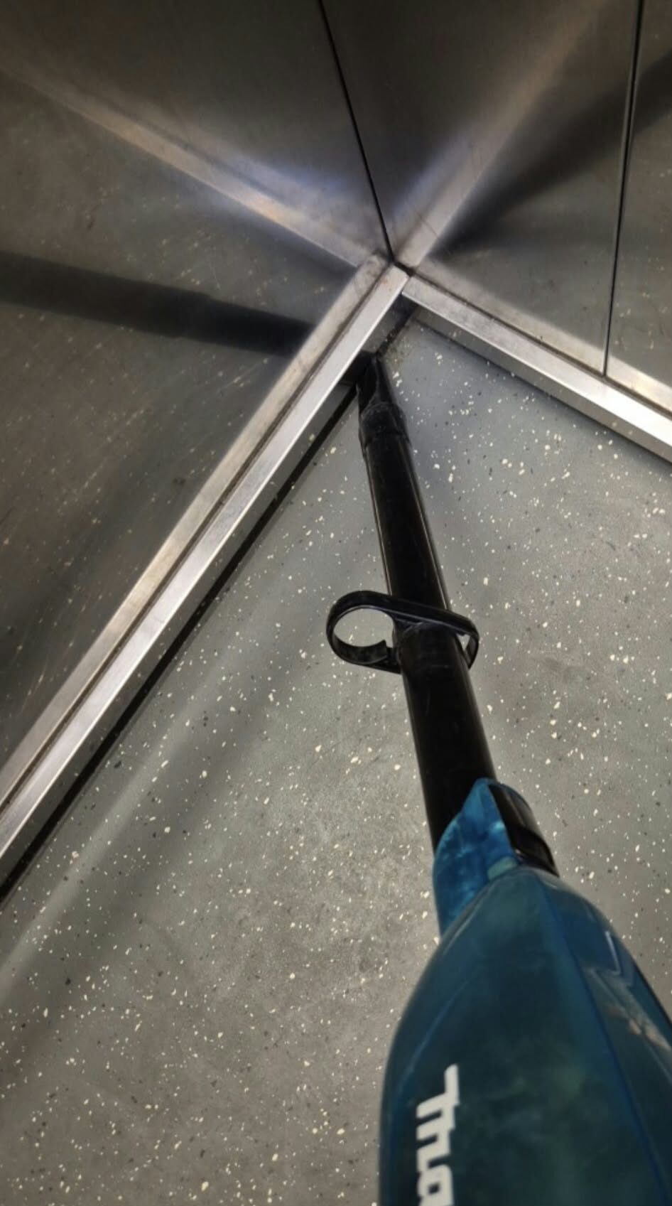 Liftkabin padlósarkának tisztítása akkus porszívó keskeny szívófejével